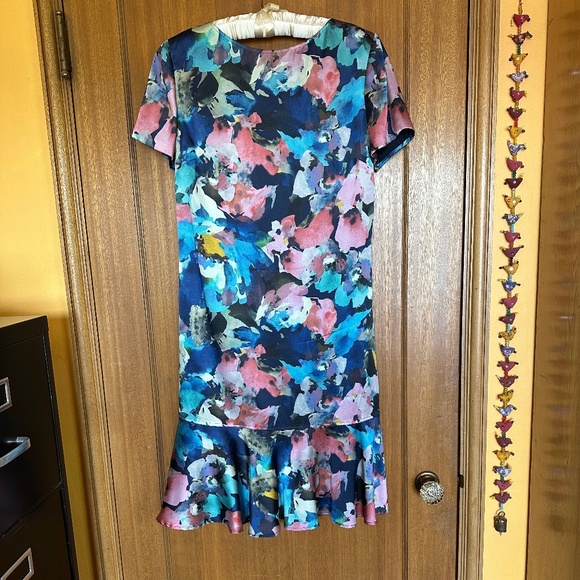 St. John Dresses & Skirts - St. John Silk Dress size 6